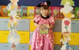 Dziecko pozuje do zdjęcia w fotobudce 
