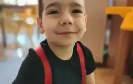 Dziecko pozuje do zdjęcia 