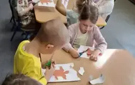 Dzieci podczas wykonywania pracy plastycznej 