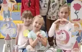 Dzieci pozują w fotobudce 