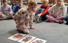 Dzieci podczas wsp&oacute;lnej zabawy 