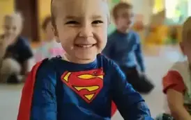 Dziecko pozuje w stroju 