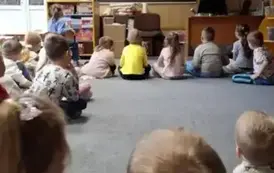 Dzieci oglądają bajkę 