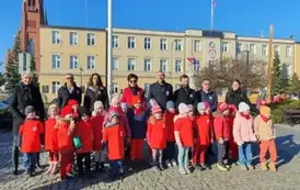 Dzieci pozują do zdjęcia z władzami miasta Zgierza 