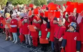 Dzieci biorą udział w akcji "Żywa Flaga"  