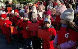 Dzieci biorą udział w akcji "Żywa Flaga"  