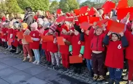 Dzieci biorą udział w akcji "Żywa Flaga"  