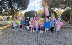 Dzieci pozują do zdjęcia