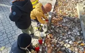 Dzieci stawiają znicze na grobach poległych żołnierzy