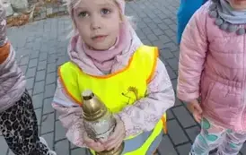 Dzieci stawiają znicze na grobach poległych żołnierzy