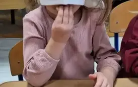 Dziecko bierze udział w zadaniu projektowym