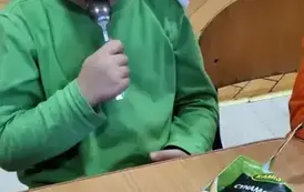 Dziecko bierze udział w zadaniu projektowym