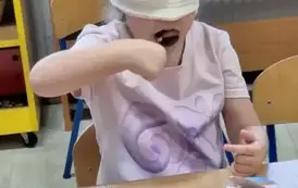 Dziecko bierze udział w zadaniu projektowym