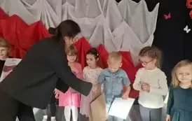 Prowadząca wręcza dyplom i nagrody
