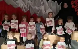 Grupowe zdjęcie uczestnik&oacute;w konkursu