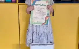 Dziewczynka pozuje do zdjęcia