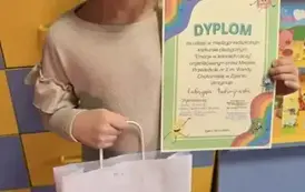 Dziewczynka pozuje do zdjęcia