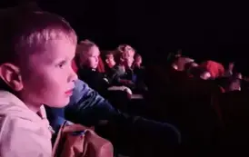Dzieci oglądają spektakl