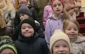 Dzieci pozują do zdjęcia