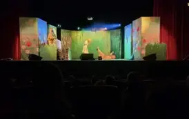 Zdjęcie aktor&oacute;w w trakcie sztuki