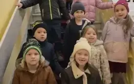 Dzieci pozują do zdjęcia