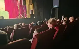 Dzieci oglądają spektakl