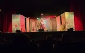 Zdjęcie aktor&oacute;w w trakcie sztuki