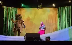 Zdjęcie aktor&oacute;w w trakcie sztuki