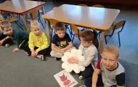 Dzieci pozują do zdjęcia