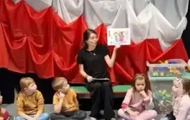 Prowadząca opowiada o Gniewku