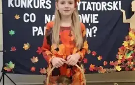 Dziewczynka pozuje do zdjęcia