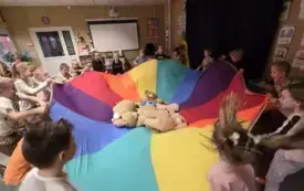 ZABAWY Z CHUSTĄ ANIMACYJNA W GRUPIE ZAJĄCZKI