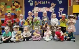 KRASNOLUDKI POZUJĄ Z MISIAMI DO ZDJĘCIA