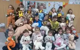 GRUPOWE ZDJĘCIE WIEWI&Oacute;REK Z MASKOTKAMI