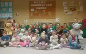 GRUPOWE ZDJĘCIE BIEDRONEK Z PLUSZOWYMI MISIAMI