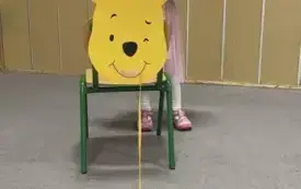 DZIEWCZYNKA NAWIJA SZNUREK NA ROLKĘ