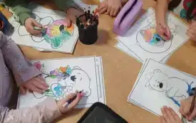 DZIECI MALUJĄ KREDKAMI SYLWETĘ MISIA