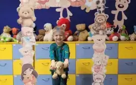 CHŁOPIEC POZUJE DO ZDJĘCIA W TEMATYCZNEJ FOTOBUDCE