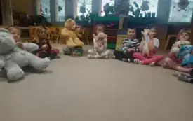 BIEDRONKI PRZYTULAJĄ PLUSZEWE MISIE
