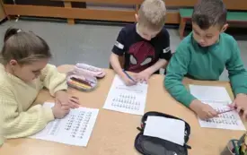 PRACA PRZY STOLIKU - DZIECI ĆWICZĄ SPOSTRZEGAWCZOŚĆ