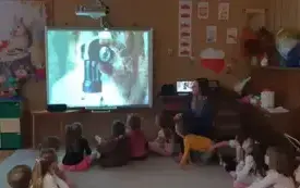 DZIECI OGLĄDAJĄ FILM EDUKACYJNY