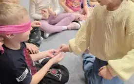 DZIECKO ROZPOZNAJE ZA POMOCĄ DOTYKU PRZEDMIOT