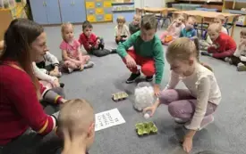 DZIECI WYKONUJĄ ZADANIE - UKŁADAJĄ PIŁECZKI WG WZORU