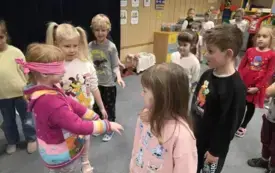 BIEDRONKI DOŚWIADCZAJĄ Z JAKIMI TRUDNOŚCIAMI ZMAGAJĄ SIĘ OSOBY NIEWIDOME I SŁABOWIDZĄCE.
