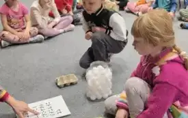 NAUCZYCIELKA TŁUMACZY JAK WYKONAĆ ZADANIE