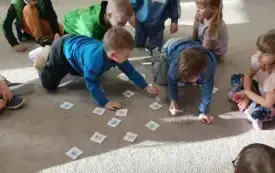 CHŁOPIEC LOSUJE KARTONIK Z WR&Oacute;ŻBĄ