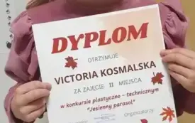 VIKTORIA TRZYMA W RĘKU DYPLOM