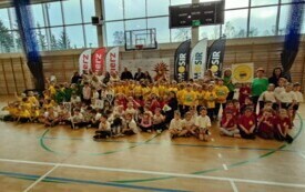 ZDJĘCIE GRUPOWE WSZYSTKICH UCZESTNIK&Oacute;W OLIMPIADY