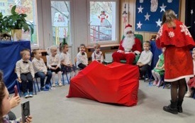 MIKOŁAJ ROZDAJE MOTYLKOM UPOMINKI ŚWIĄTECZNE