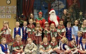 ZDJĘCIE GRUPOWE W ZAJĄCZAKACH Z MIKOŁAJEM I WYCHOWAWCZYNIAMI